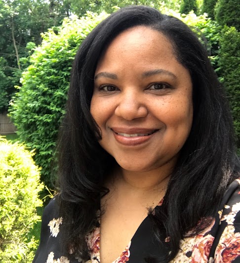 Smiling Course Creation Coach who helps professional women create their legacy leaving program